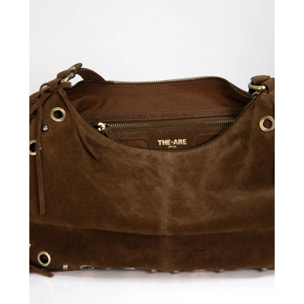 Bolso grande de ante marrón con flecos y tachuelas doradas