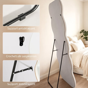 Miroir sur pied pleine longueur design ondulé velours blanc crème