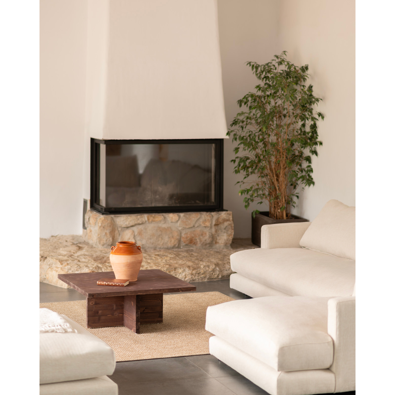 Mesa de centro cuadrada de madera maciza en tono nogal de 80x80cm Alto: 33.2 Largo: 80 Ancho: 80