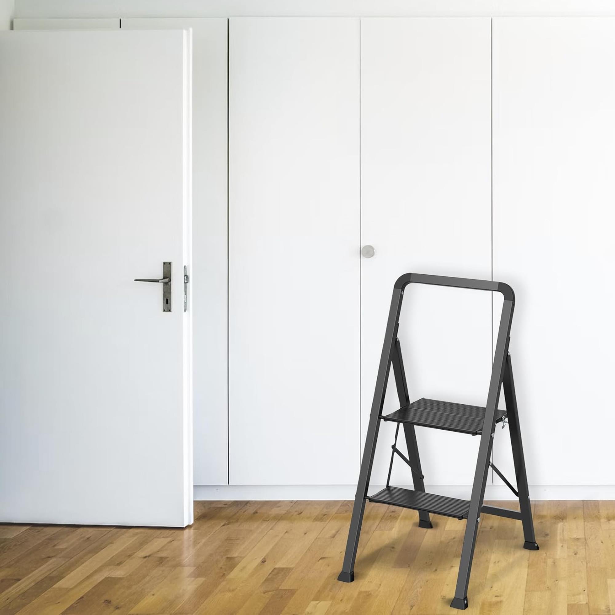 Escalera plegable con 2 escalones en Acero de color negro - Ligera y segura de 47,5x42,5x85cm