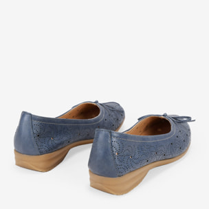 Bailarinas azules en piel cortadas a láser