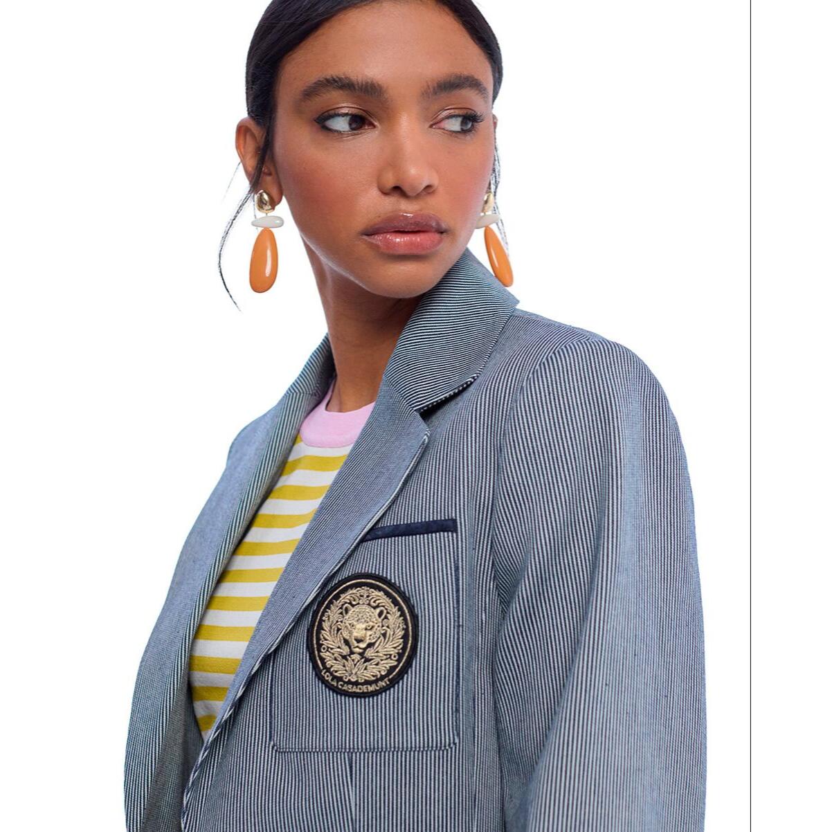 Blazer aderente a righe con stemma sulla tasca