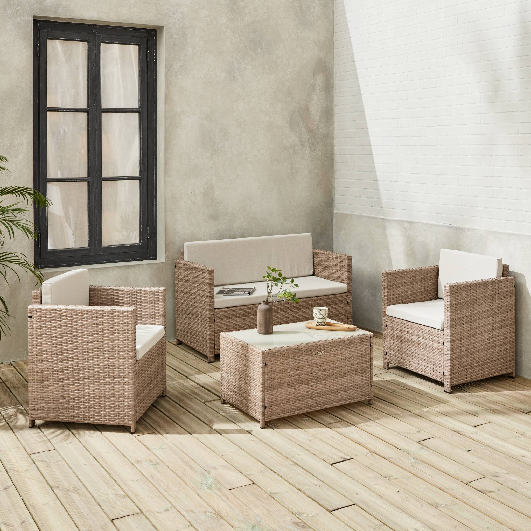 Salon de jardin en résine tressée - Perugia - Résine naturelle Coussins  beiges - 4 places - 1 canapé. 2 fauteuils. une table basse