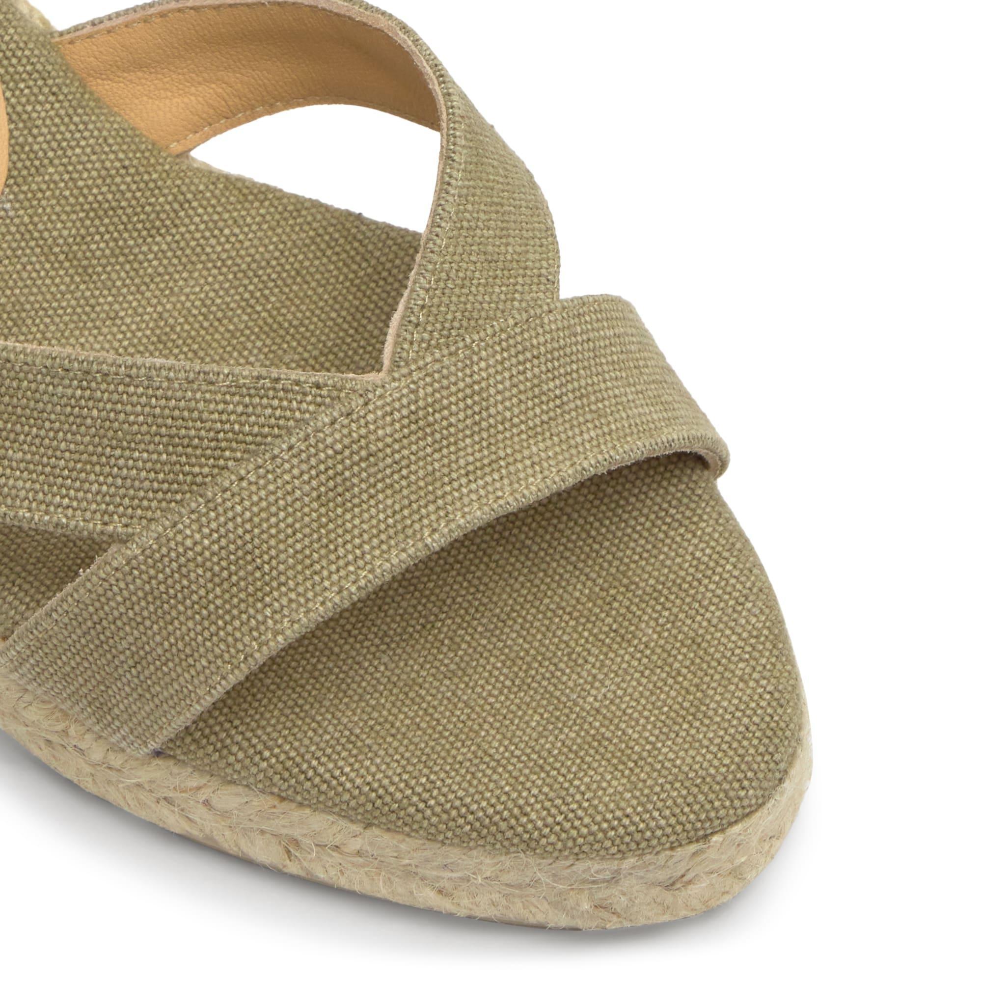 Sandalia Bruna cuña de yute con escote en v y pulsera