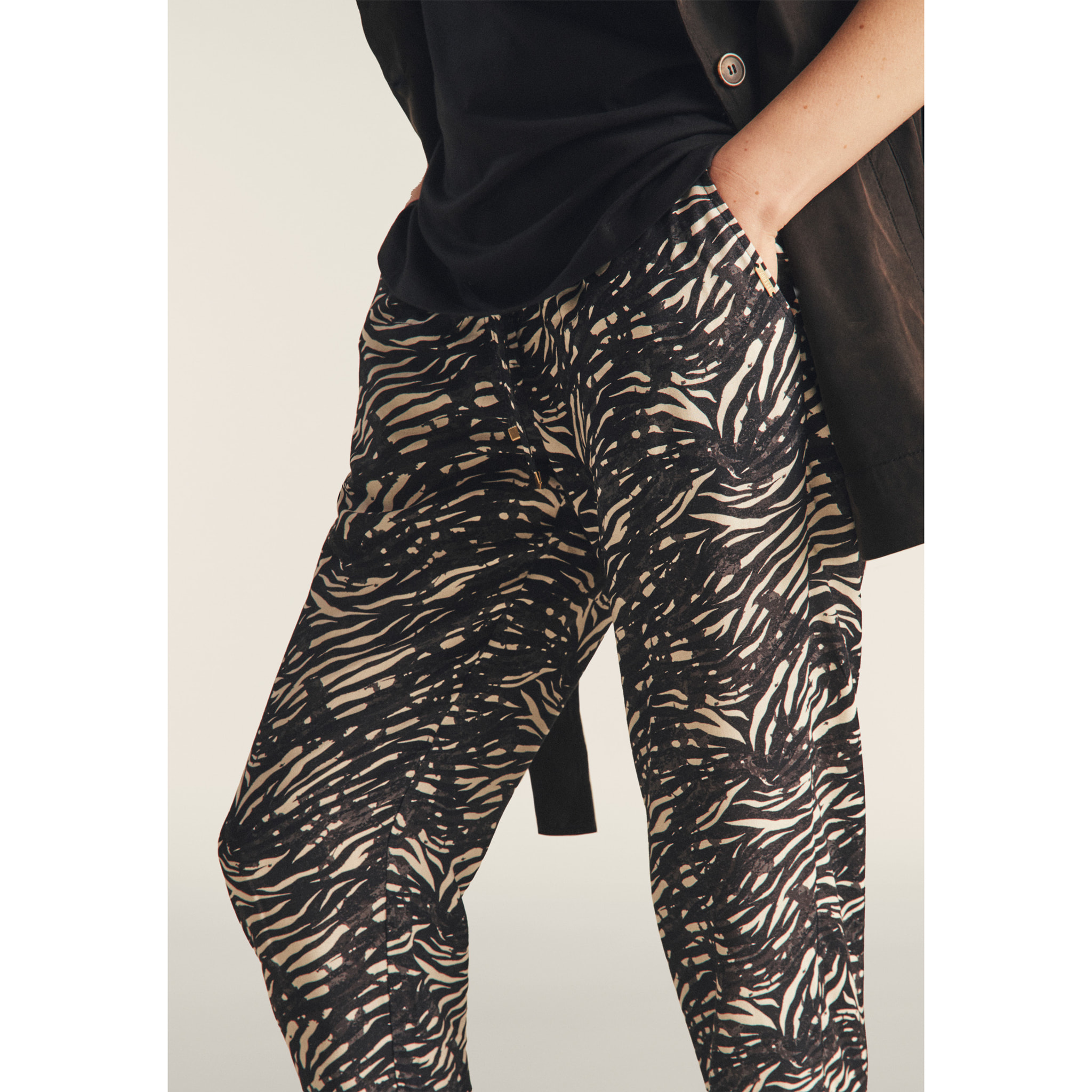 Pantaloni regular fit in viscosa animalier con gamba dritta