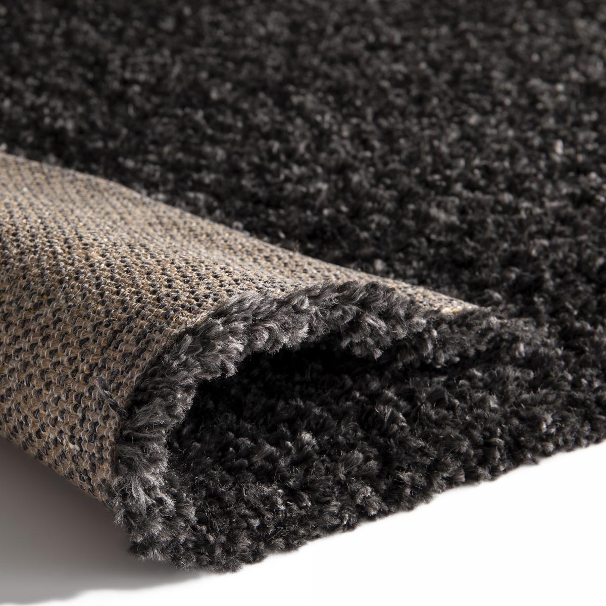 Tapis salon HINOU Noir 120x170 en polypropylène doux et soyeux