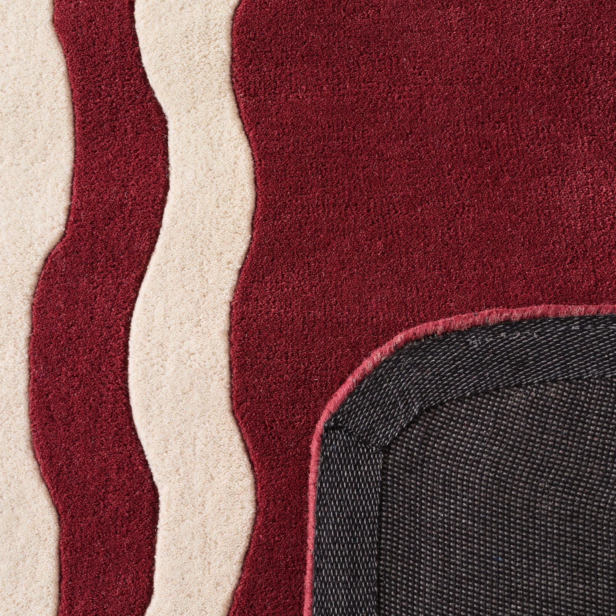 PANTONE - Tapis en laine fait main Rouge D'ORAGE à motif wavy bordeaux