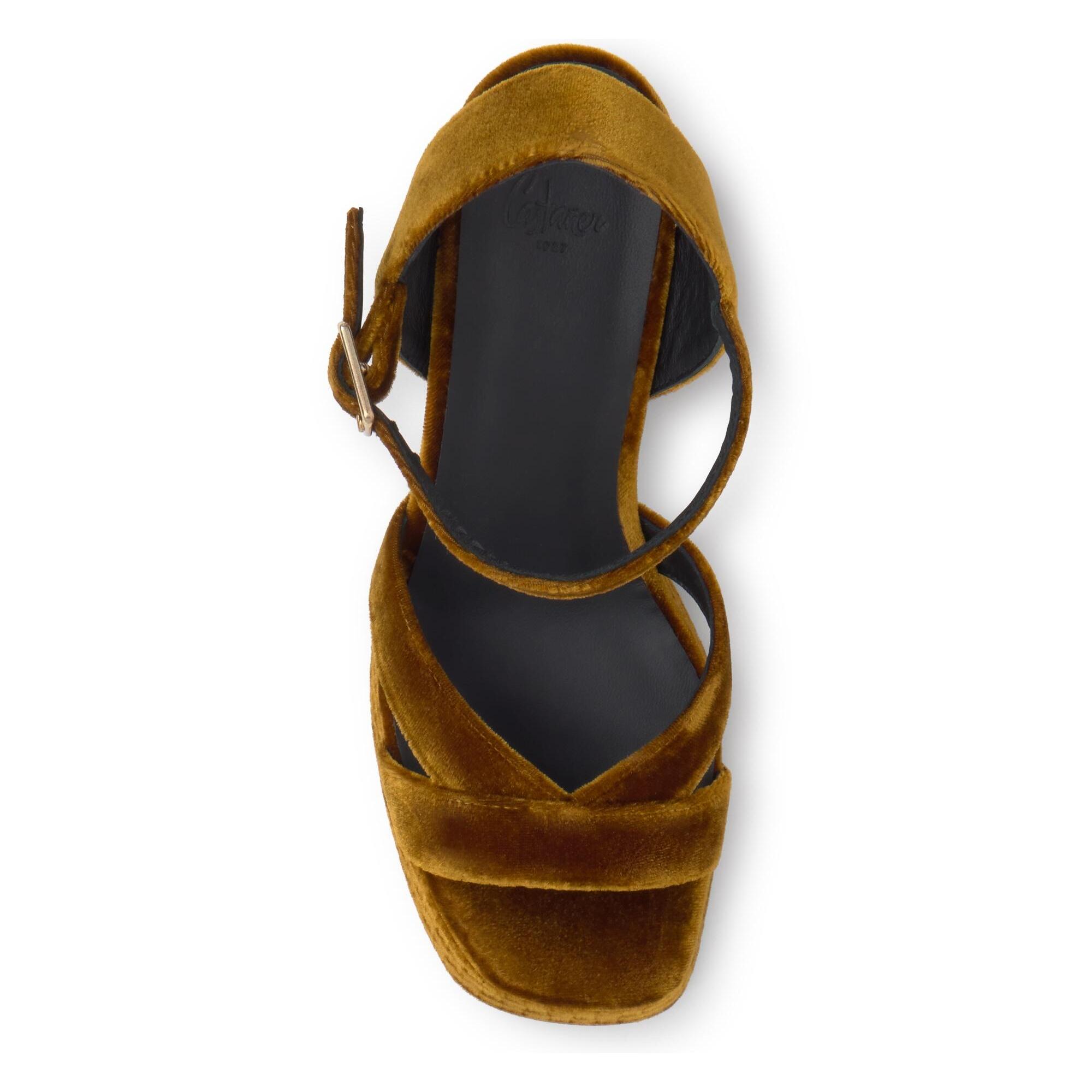 Sandalia de tacón Vero en terciopelo con cierre de hebilla