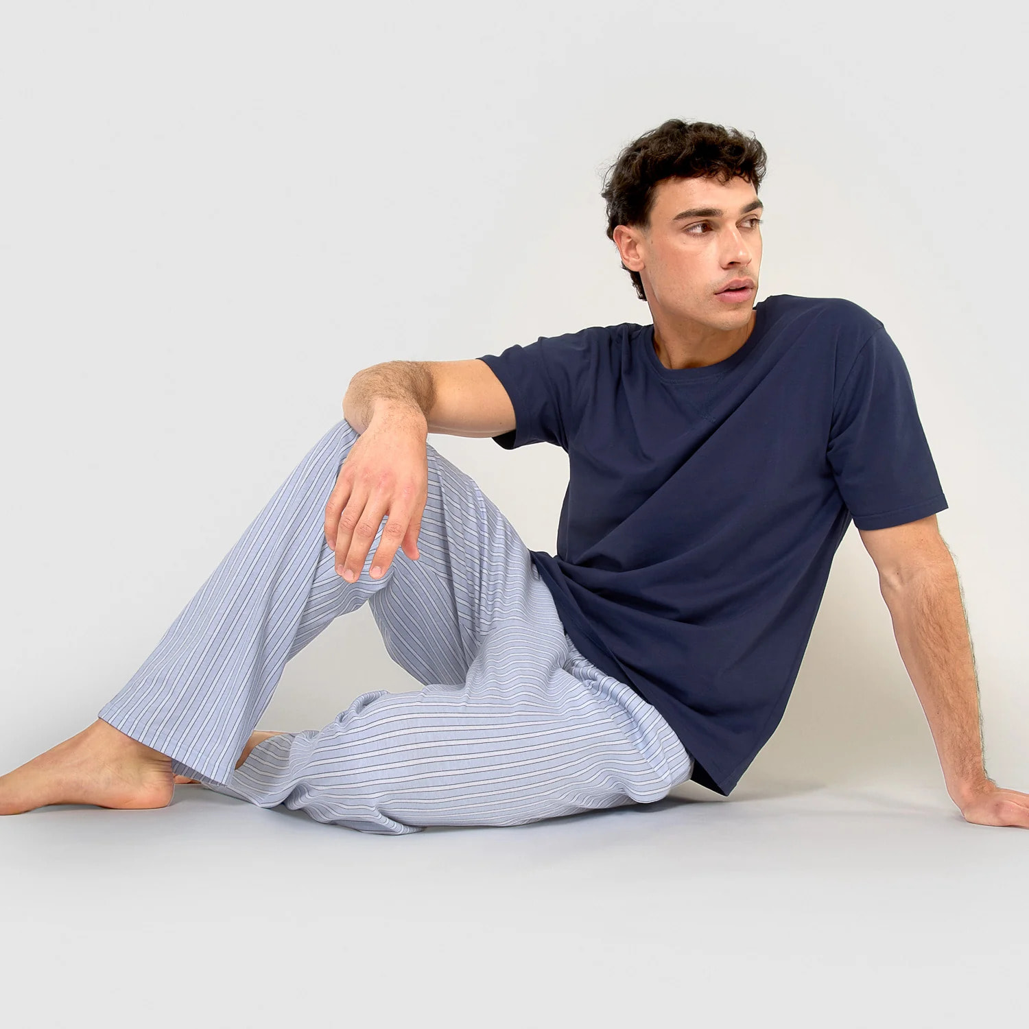 Pigiama lungo di cotone a maniche corte con righe blu scuro.