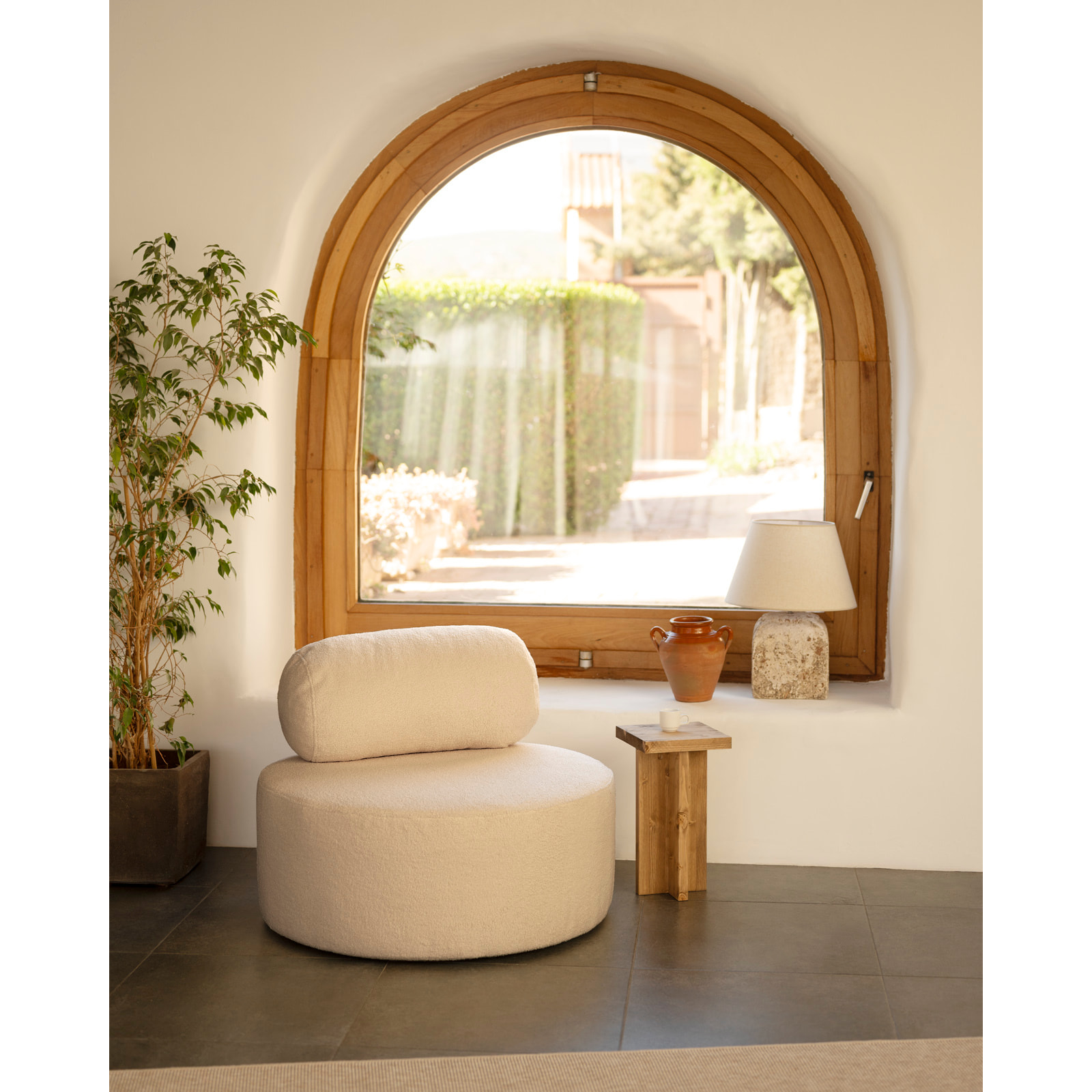 Sillón de bouclé redonda color beige de 91x71cm Alto: 71 Largo: 91 Ancho: 91