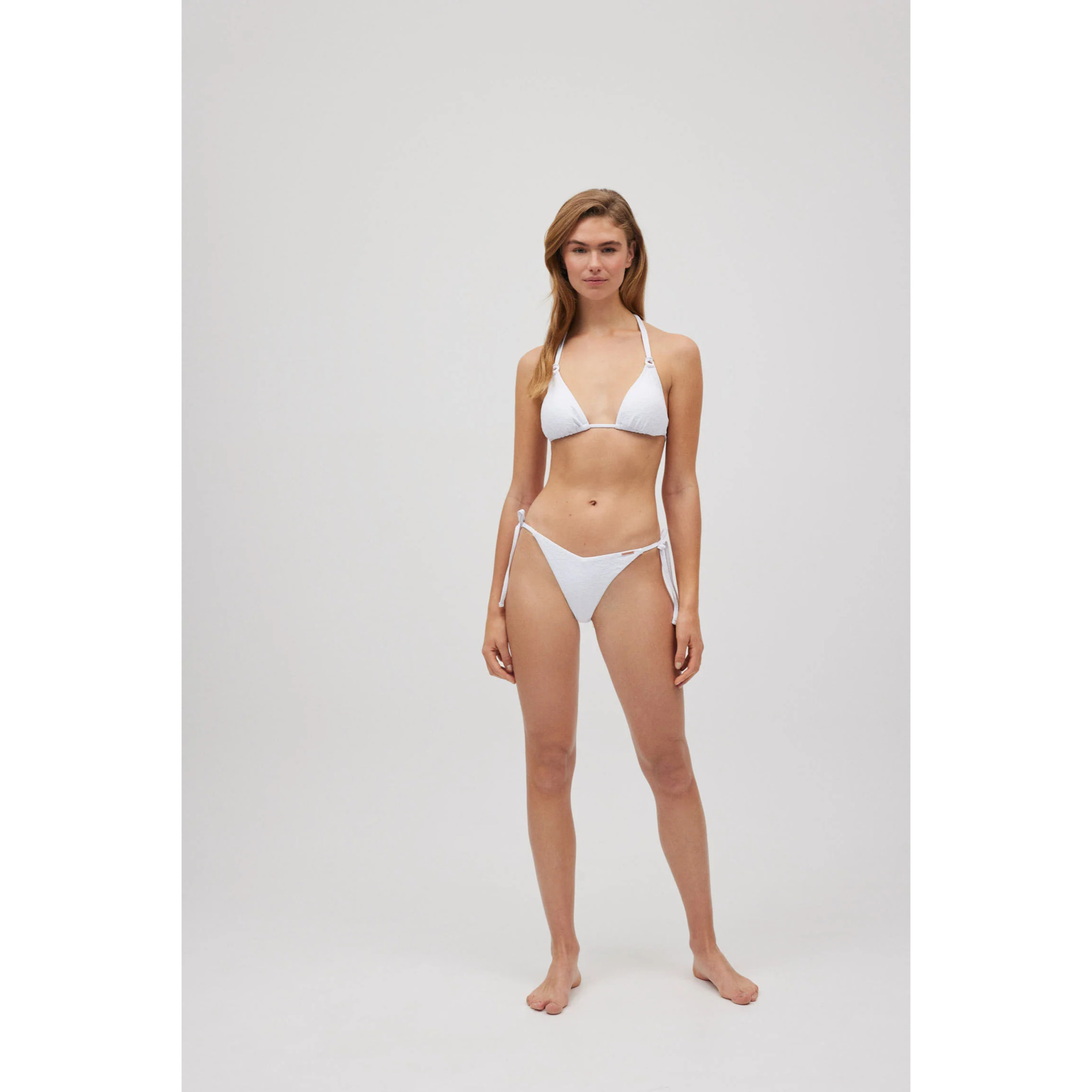 Set bikini a triangolo con trama bianca