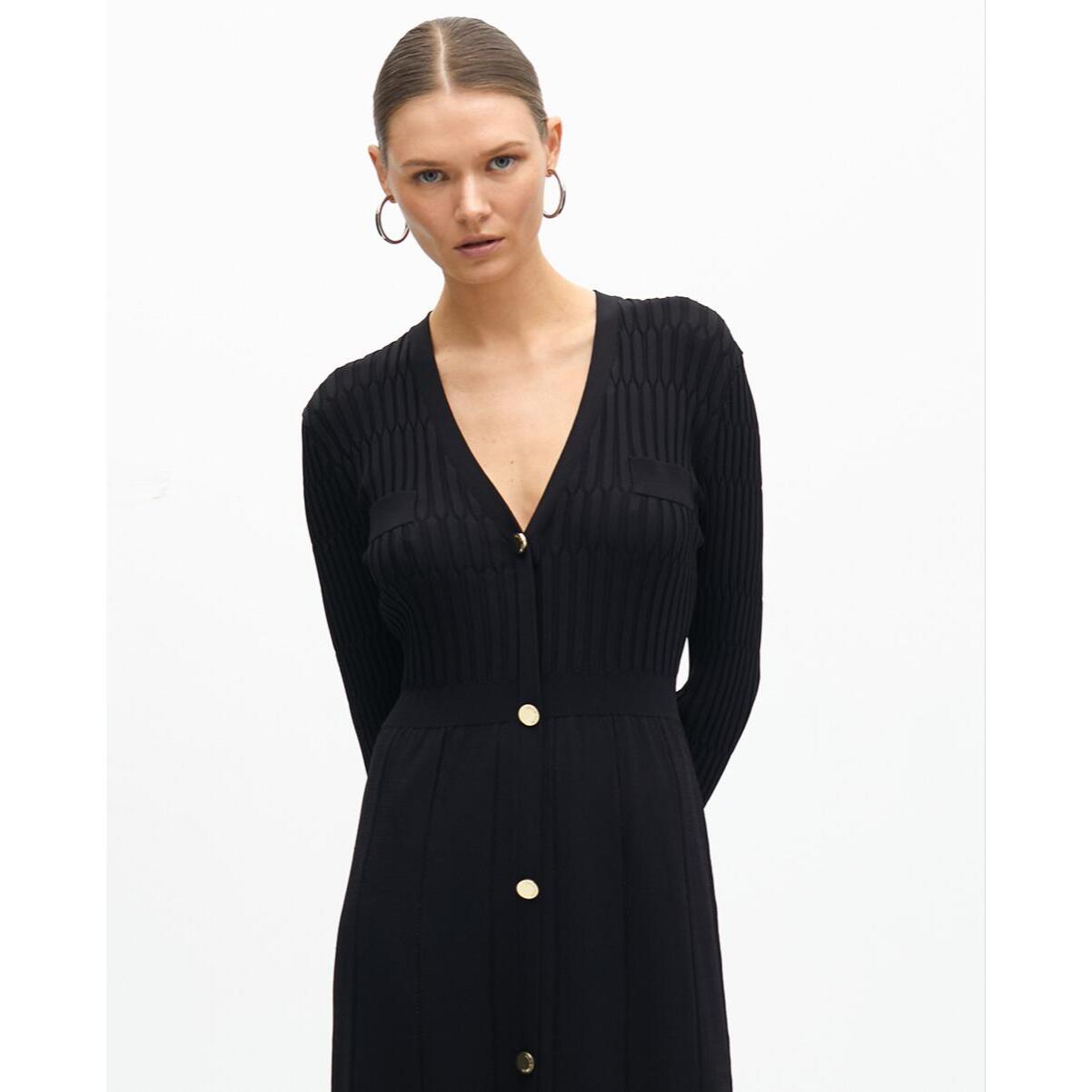 Abito in maglia con bottoni e gonna a trapezio