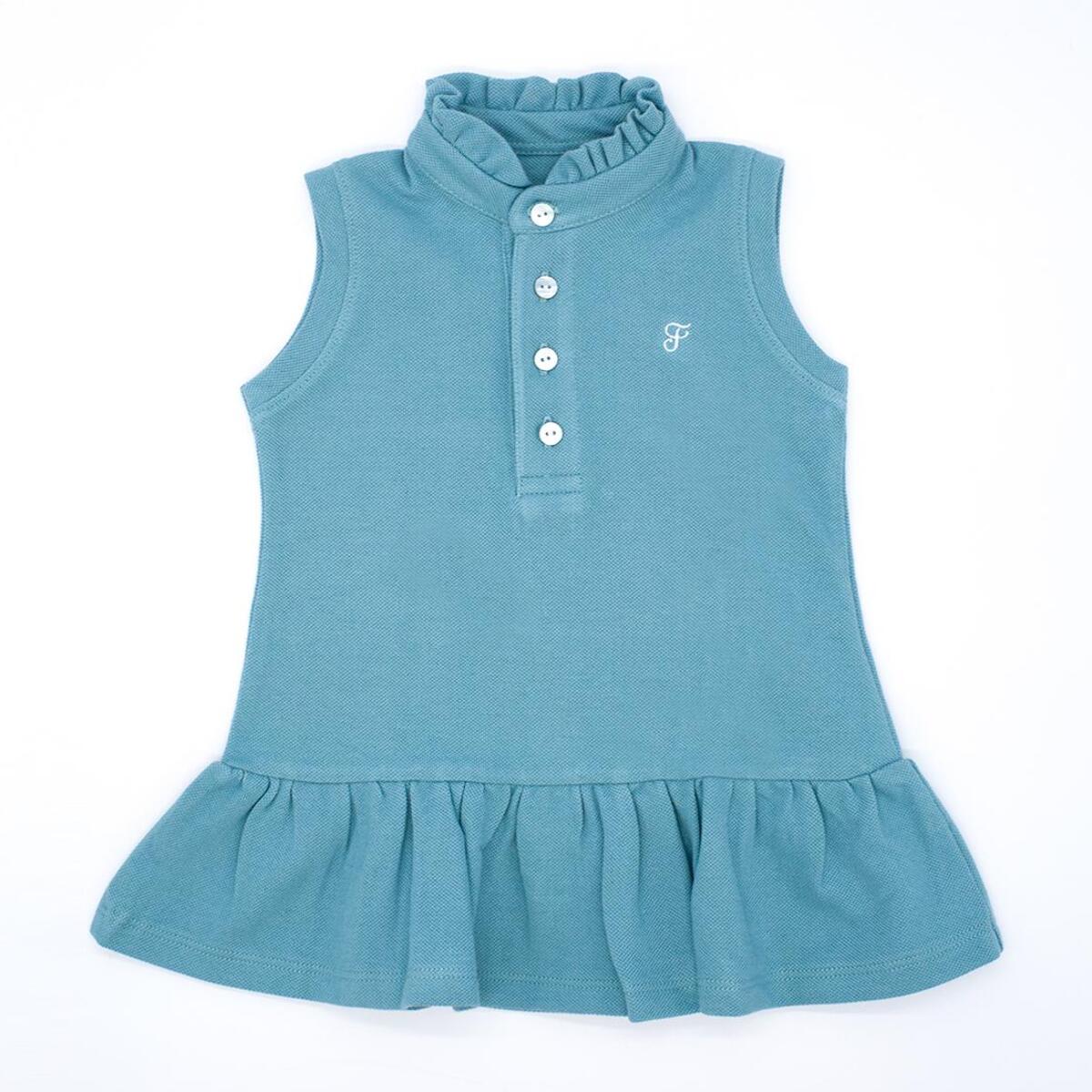 Vestido de polo verde, sin mangas con volante en el cuello y en el bajo.