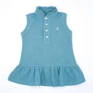 Vestido de polo verde, sin mangas con volante en el cuello y en el bajo.