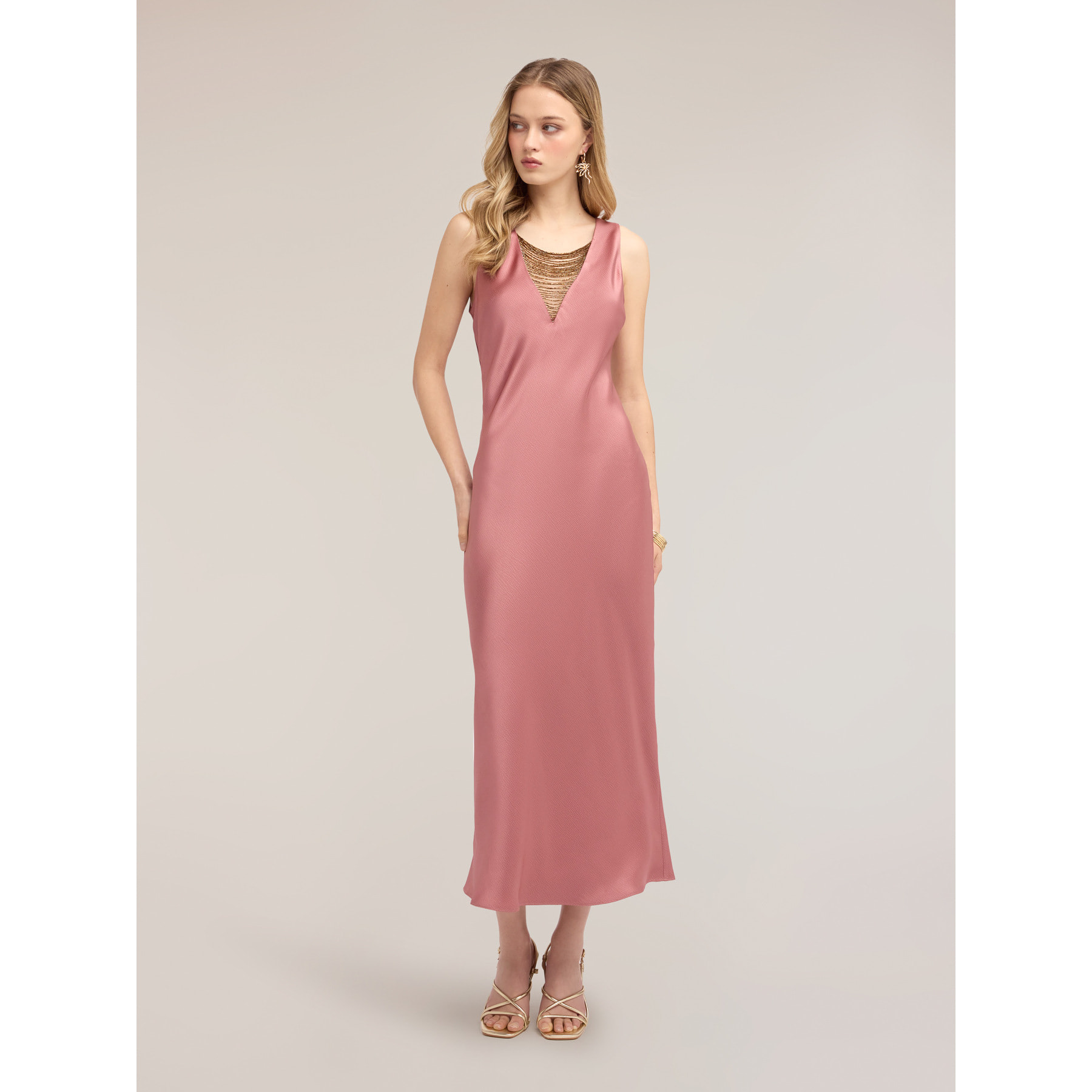 Motivi - Vestido largo de satén con detalle de cadenitas - Rosa