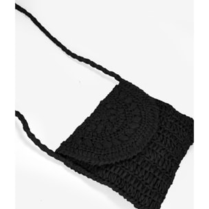 Bolso de rafia negro tipo bandolera con solapa