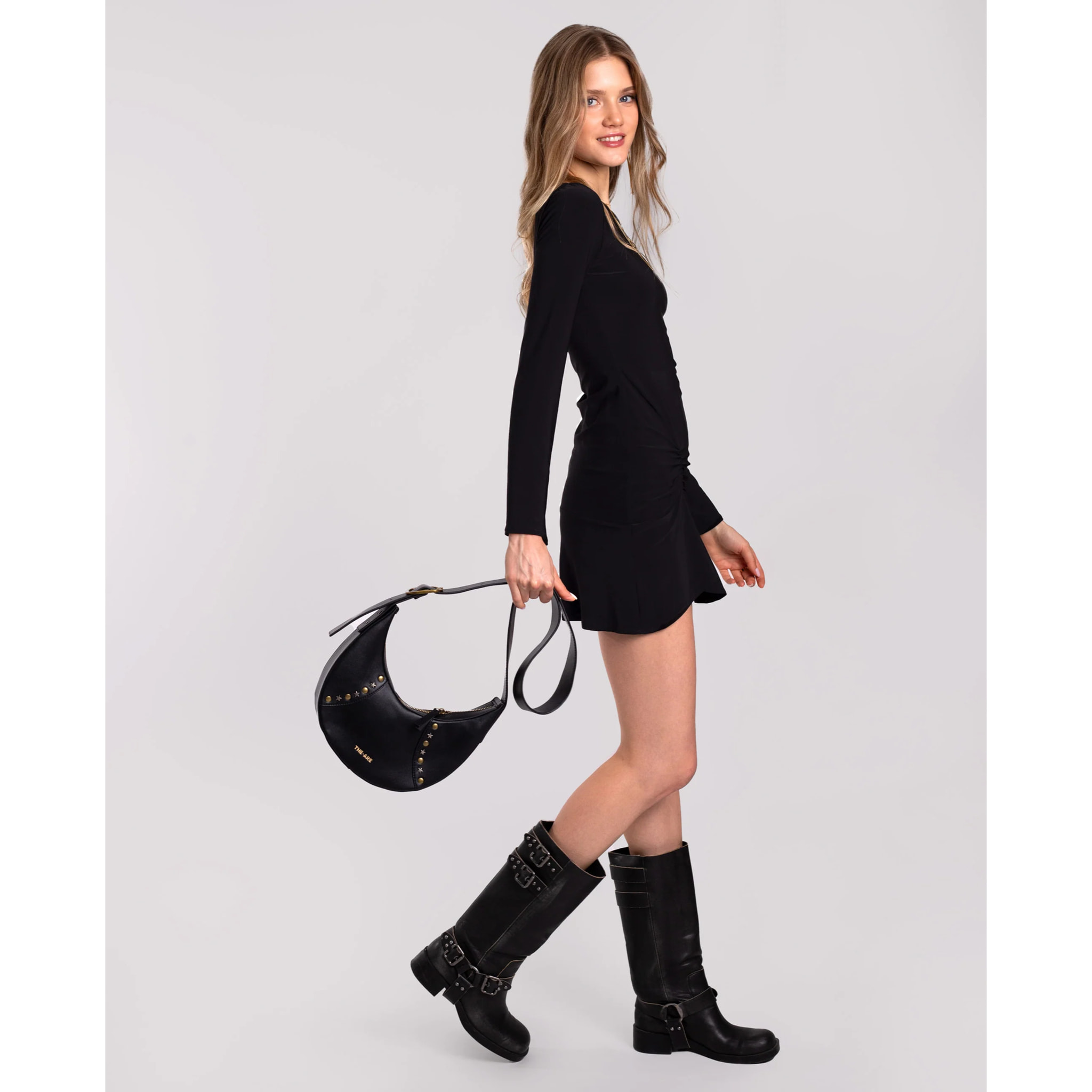 Bolso con forma de media luna y tachuelas