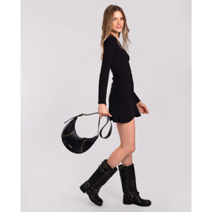 Bolso con forma de media luna y tachuelas
