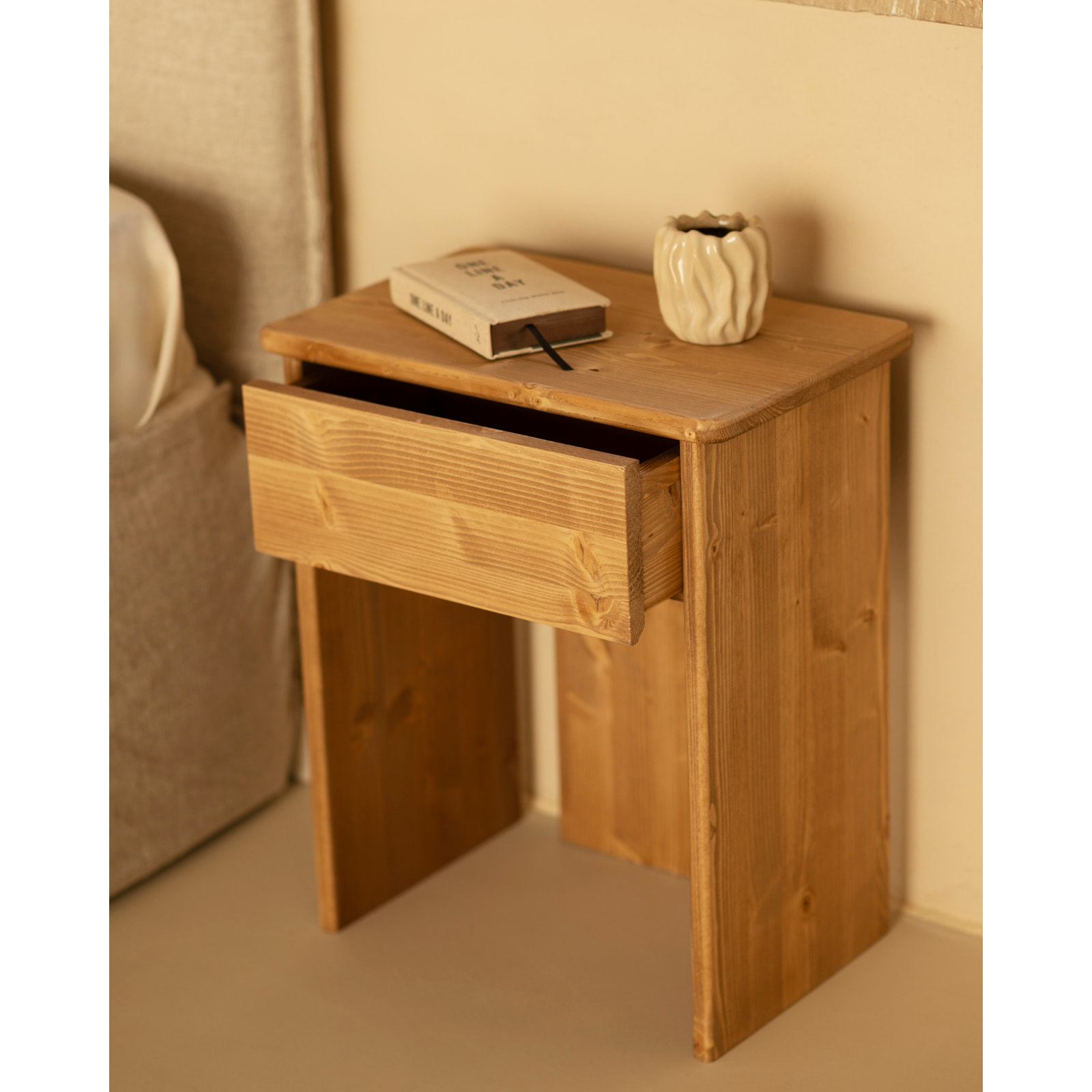 Mesita de noche de madera maciza en tono roble medio de 50x42cm Alto: 50 Largo: 42 Ancho: 27