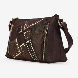 Bolso bandolera marrón con cremalleras y tachas