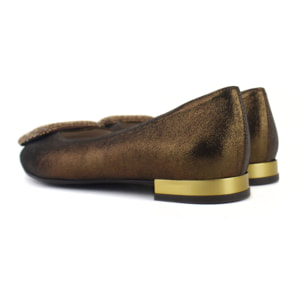 Bailarina de piel color bronce con brillo y adorno en la parte delantera. Tacón 2 cm