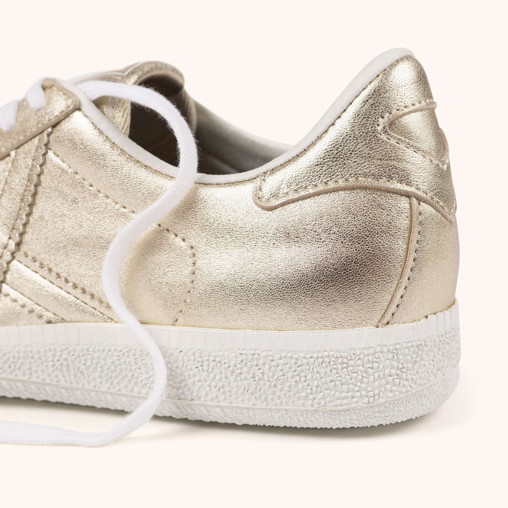 Zapatilla casual en piel metalizada oro con suela blanca MUNICH BARRU 225