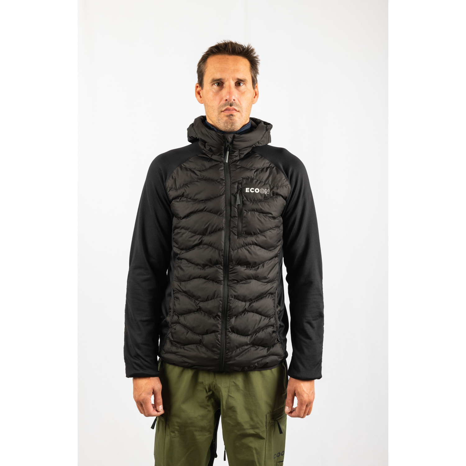 Giacca isolante ibrida ECOActive con cappuccio del marchio ECOON - Nera con logo ECOON