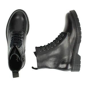 Botas militares de cuero negro.