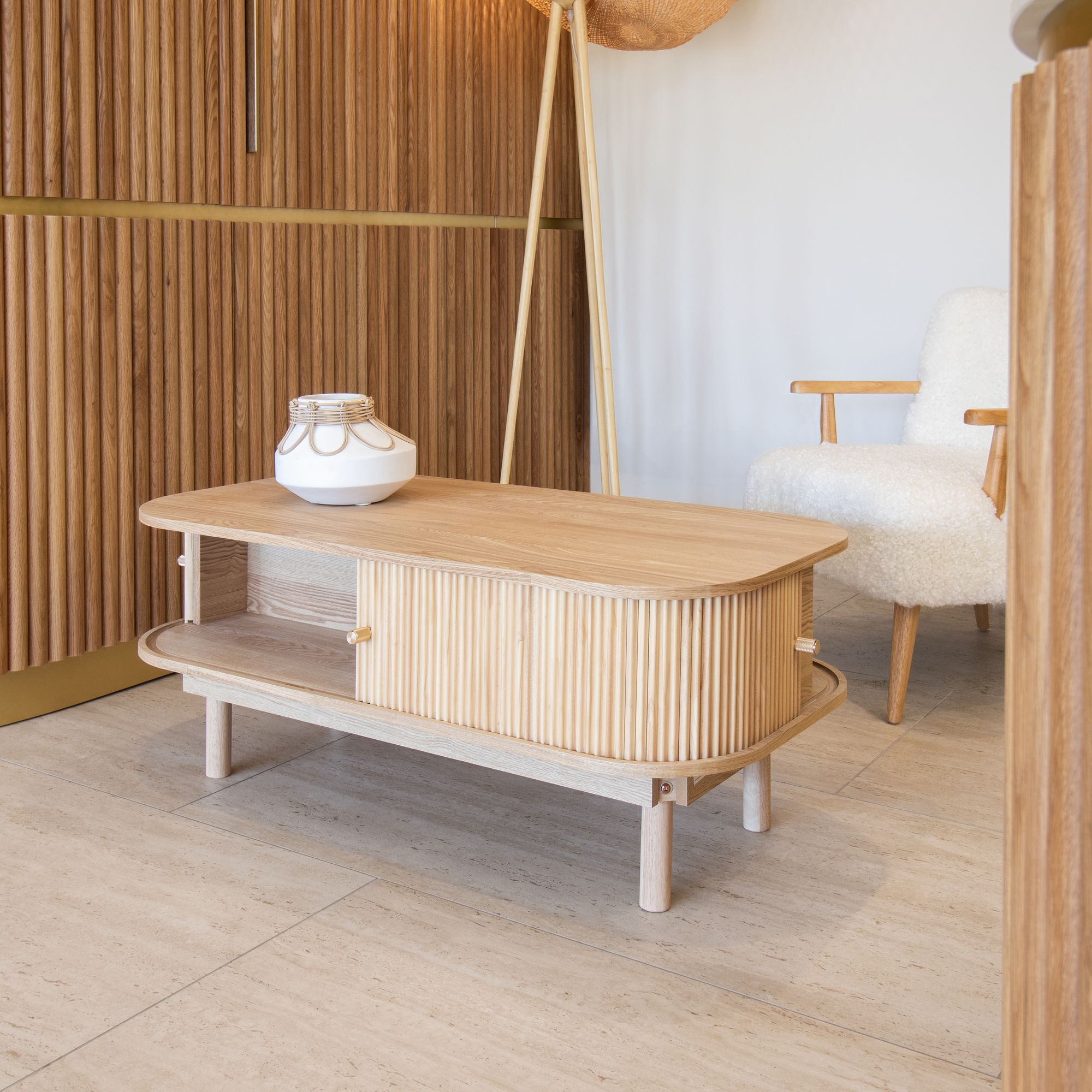 Table basse ovale en bois de pin et portes coulissantes 105cm HECTOR