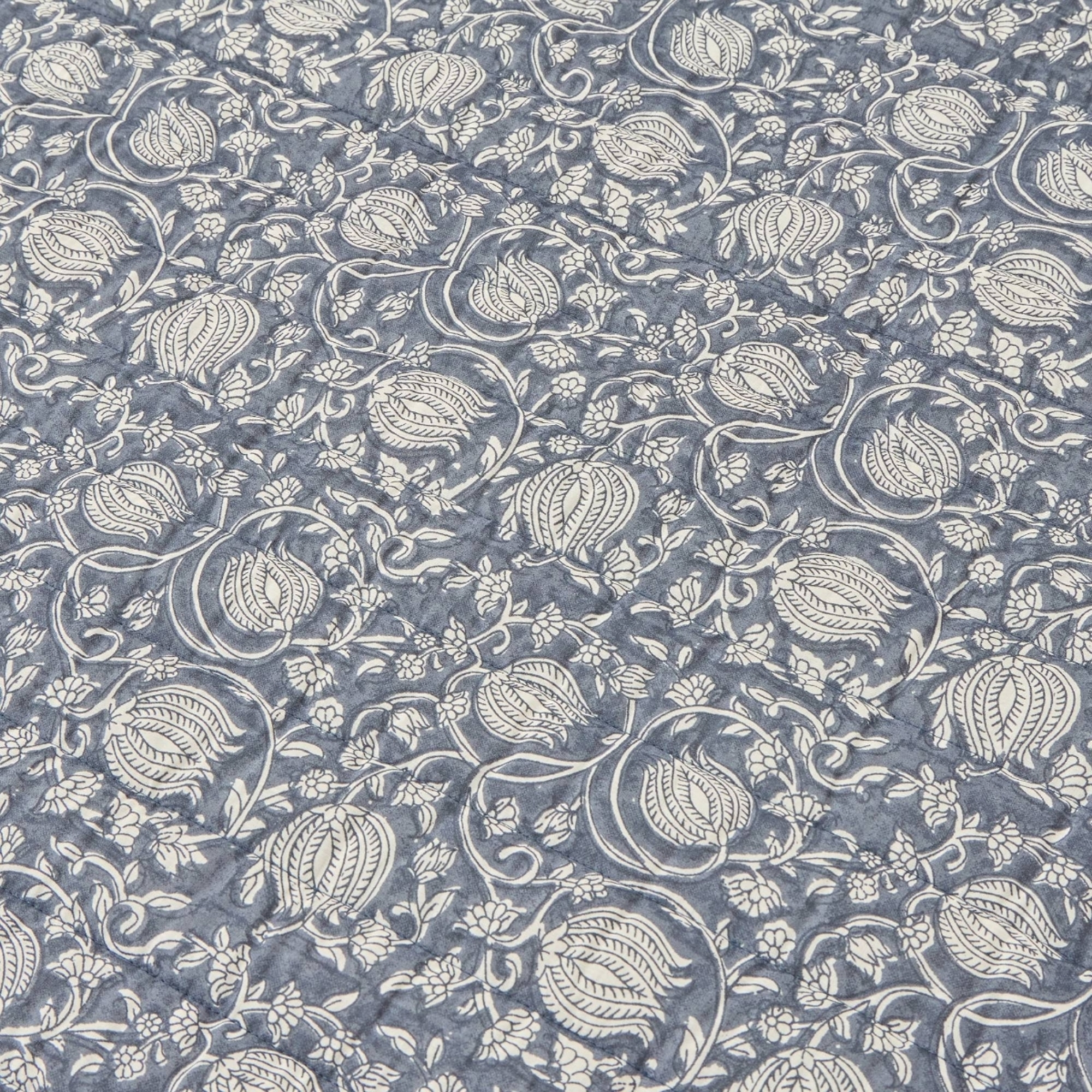 Colcha reversible con estampado floral de inspiración artesanal Senflo color azul Poliéster