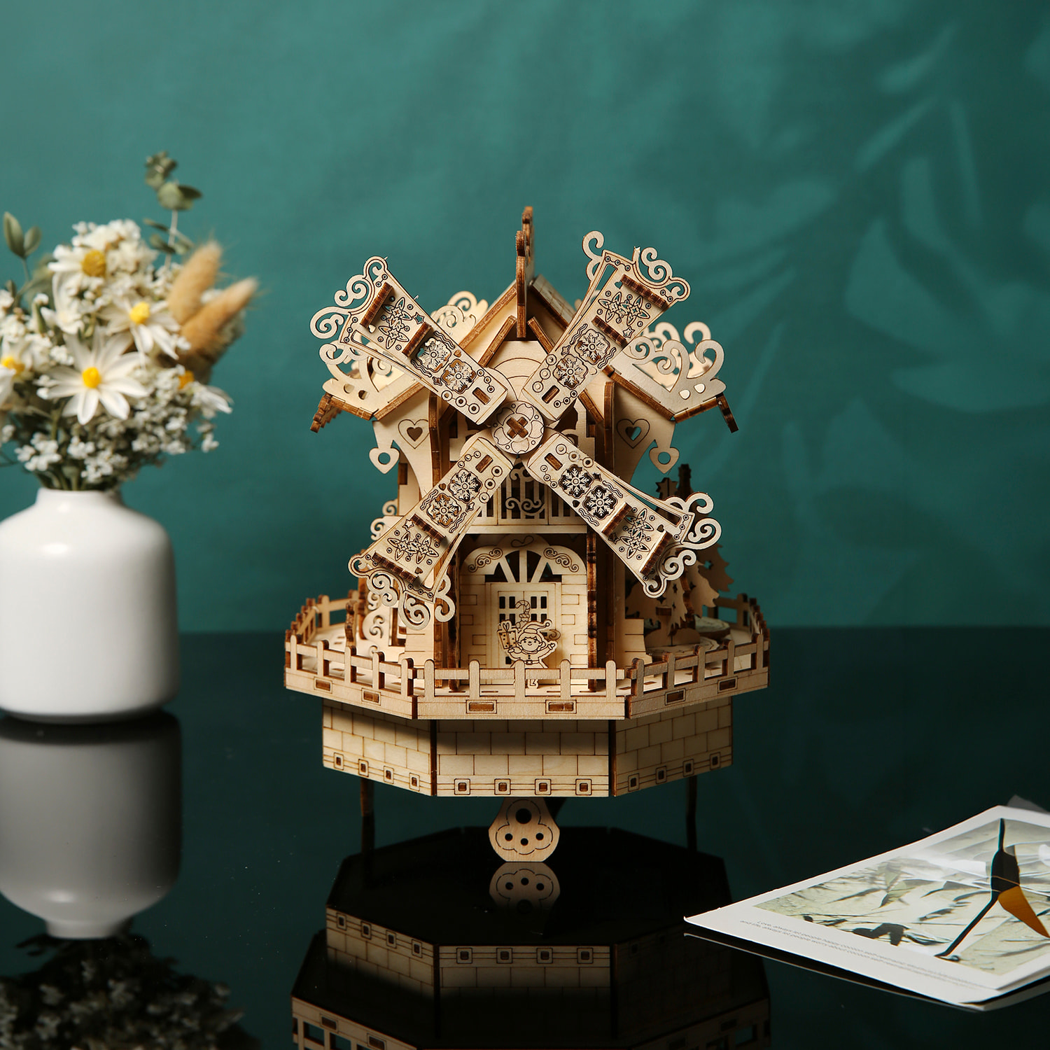 Modello in legno 3D, con movimento meccanico, design di cabinetta elfica con luce e musica. 140 pezzi.