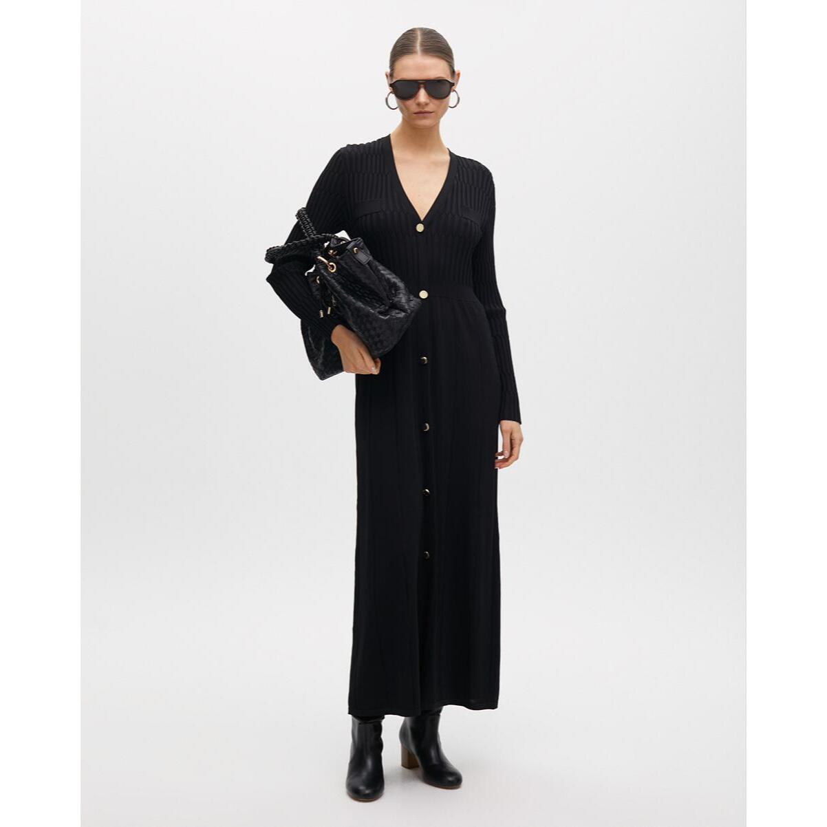 Abito in maglia con bottoni e gonna a trapezio