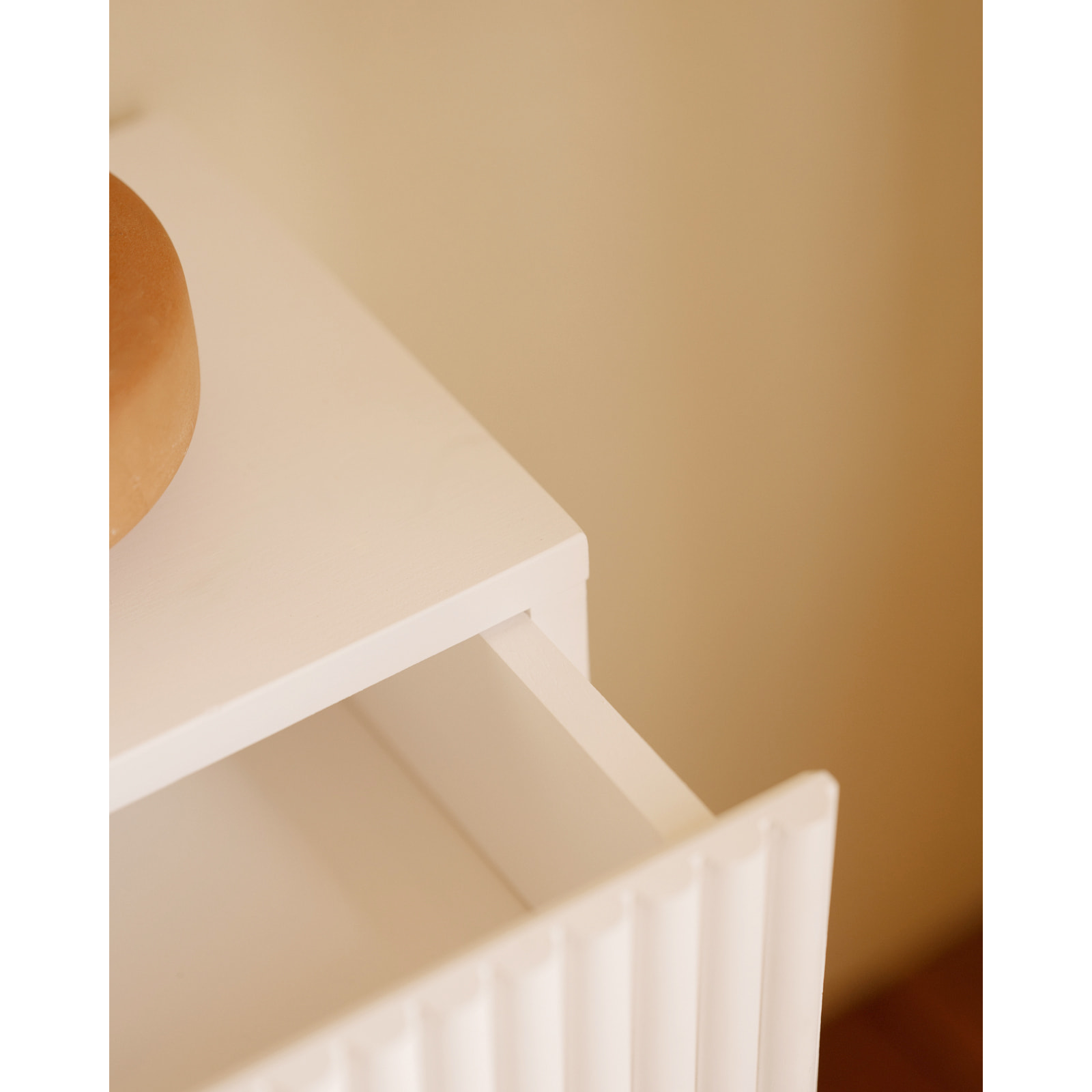 Pack de 2 tables de chevet flottantes en bois massif ton blanc de 40cm Hauteur: 15 Longueur: 40 Largeur: 25.5