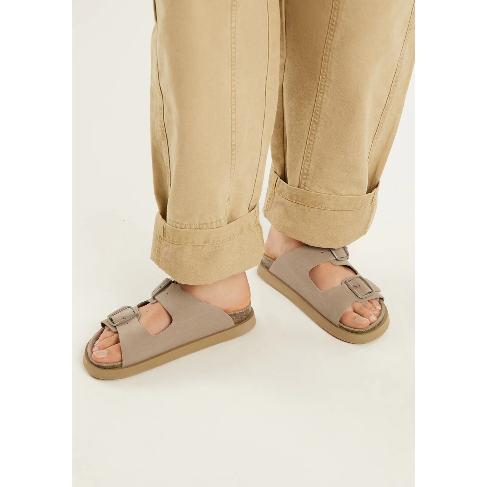 Sandalias Vibe Unisex Cierre Hebilla Color Taupe