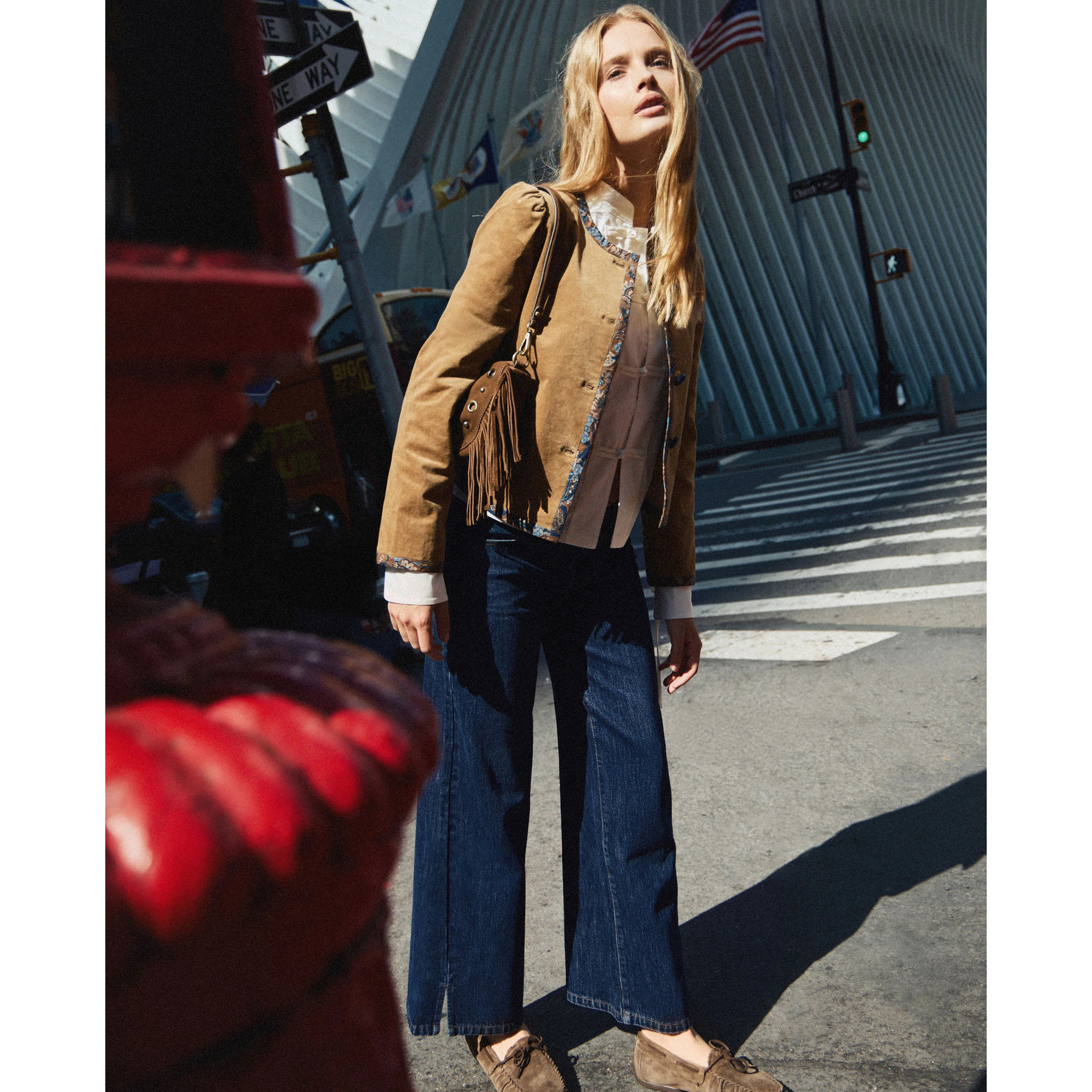 Vaquero azul marino con costura lateral adelantada y abertura en el bajo