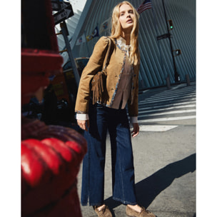 Vaquero azul marino con costura lateral adelantada y abertura en el bajo