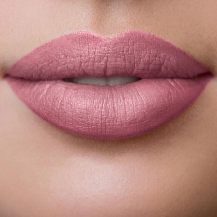 LIP BLUSH BLURRED EFFECT LIPSTICK Rossetto idratante dal finish cloudy matt e dall'effetto soft focus