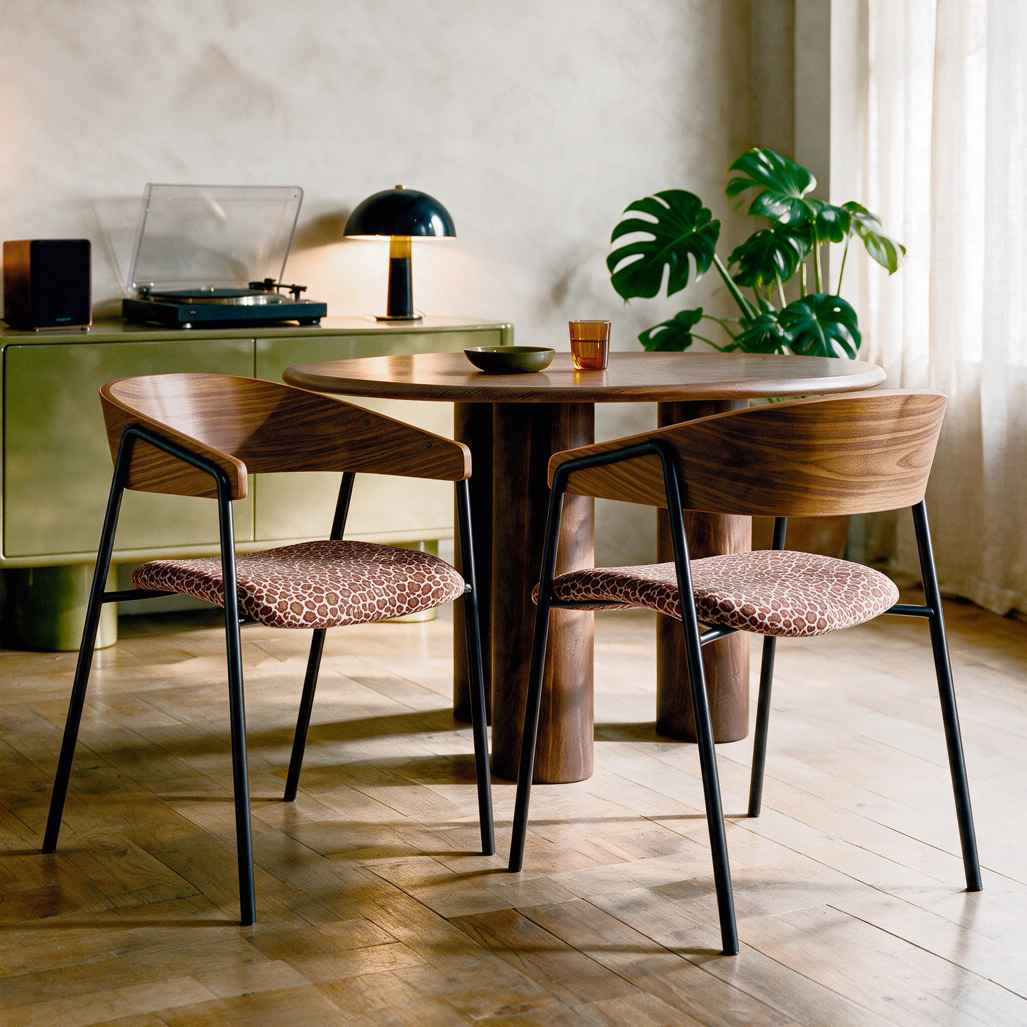Lot de 2 chaises en tissu léopard bordeaux et bois de noyer - Esmée