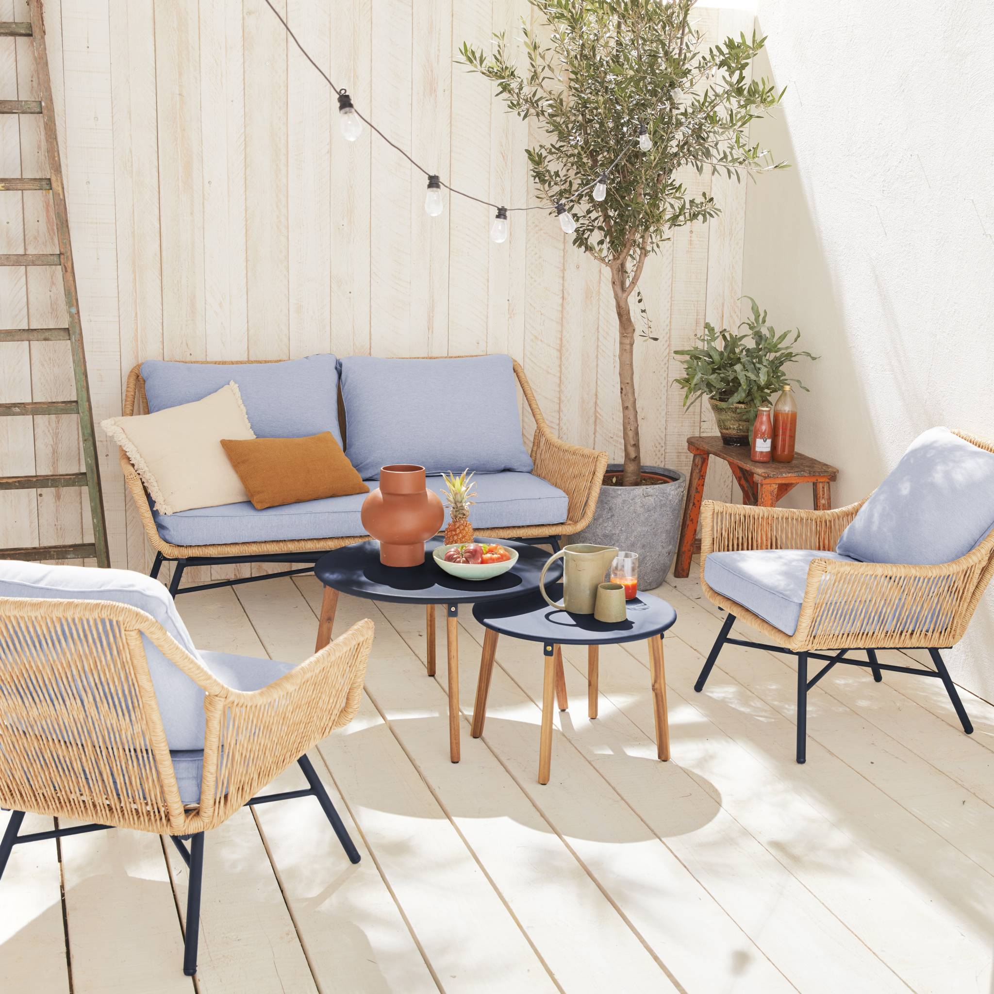 Salon de jardin bas 4 places KUTA – Ensemble canapé 2 places et 2 fauteuils avec 2 tables gigognes. résine tressée effet corde. coussins gris clair chiné