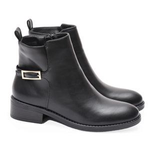 Stivaletti in simil pelle con fibbia dorata