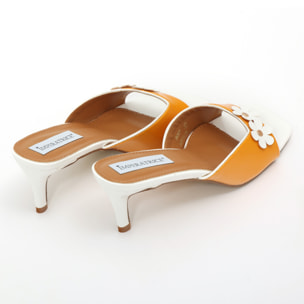 Sandali in simil pelle verniciata con tacco basso a spillo