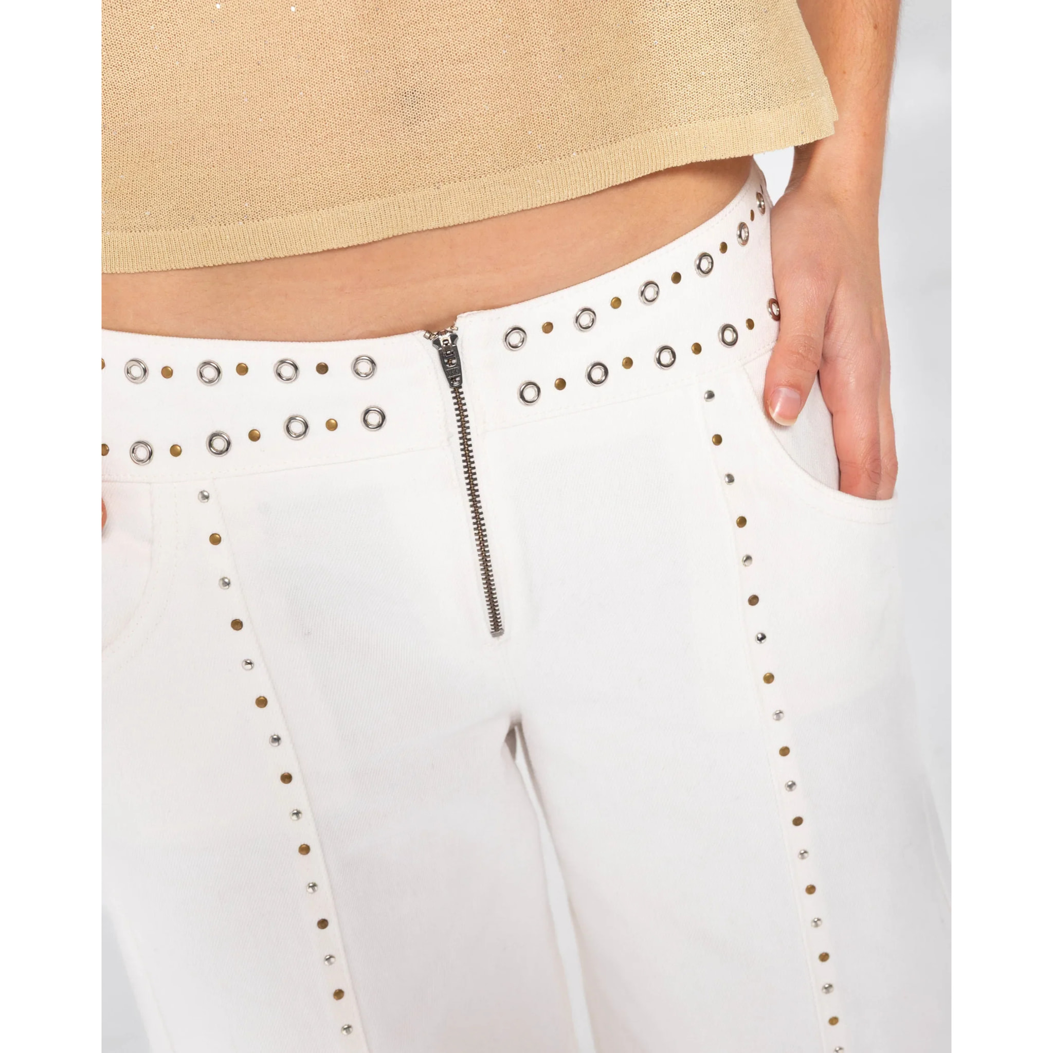 Pantalón vaquero ancho de tiro medio con tachuelas de mujer