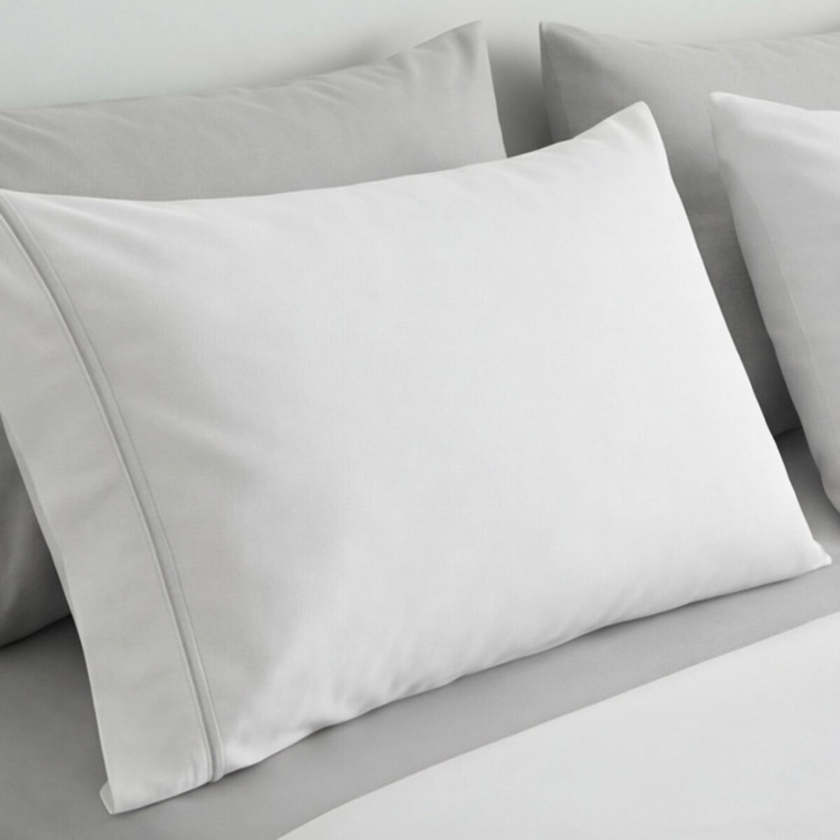 Completo lenzuola singolo in cotone bicolore morbido e traspirante, set letto con lenzuolo sopra, sotto con angoli e federa, design con piping a contrasto elegante, resistente e leggero 116 gsm, certificato OEKO-TEX