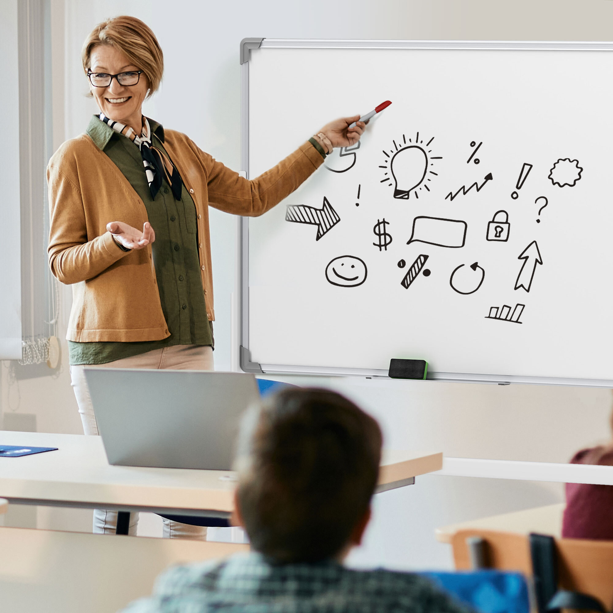 Pizarra Blanca Móvil de Doble Cara, 120x90 cm, Pizarra Blanca Magnética Giro de 360 °, con Soporte, Tablero Inclinado en 3 Niveles, Marco de Aluminio, Ruedas, Rotuladores, Imanes, Borrador