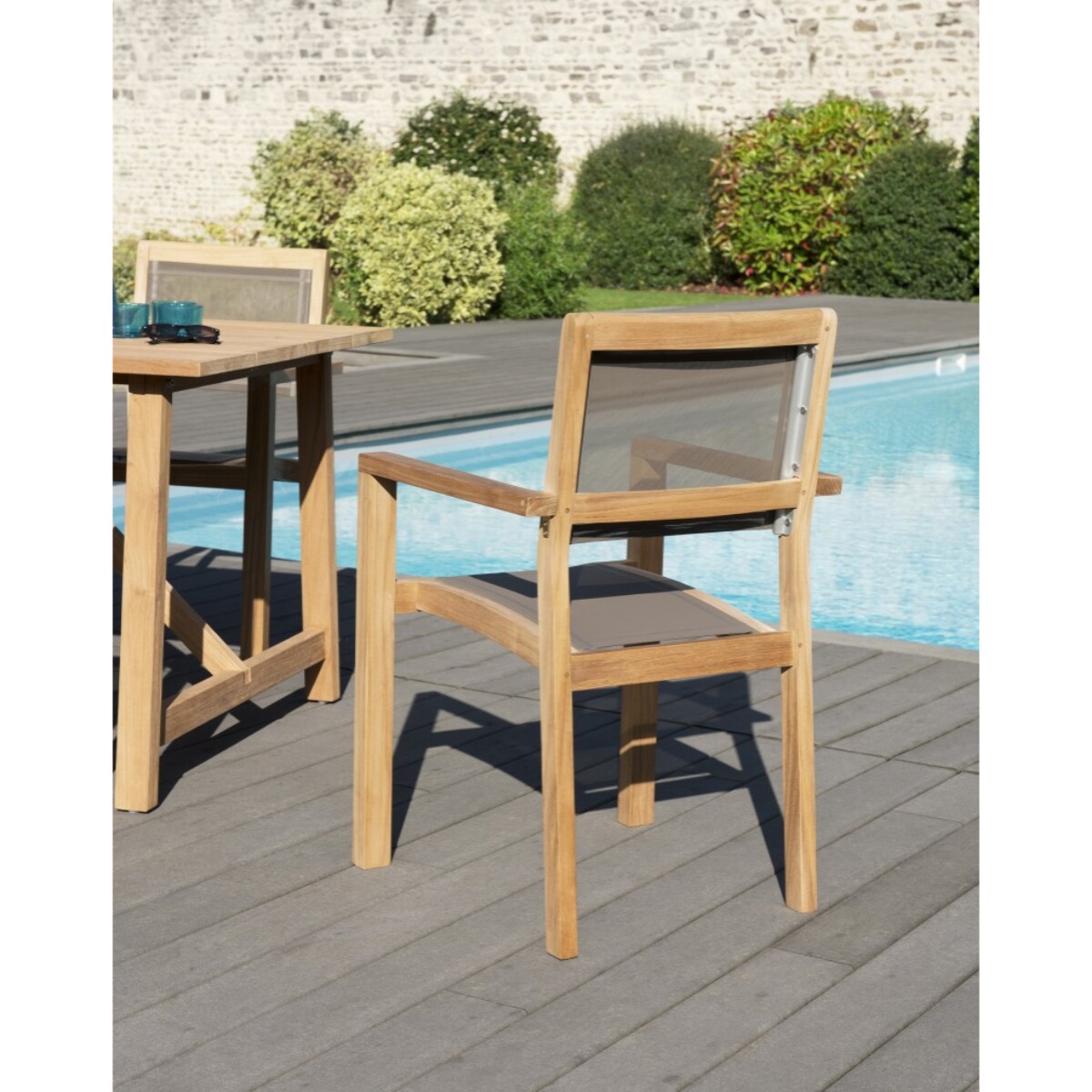 FUN - Ensemble de 2 fauteuils jardin empilables en bois teck et textilène couleur taupe
