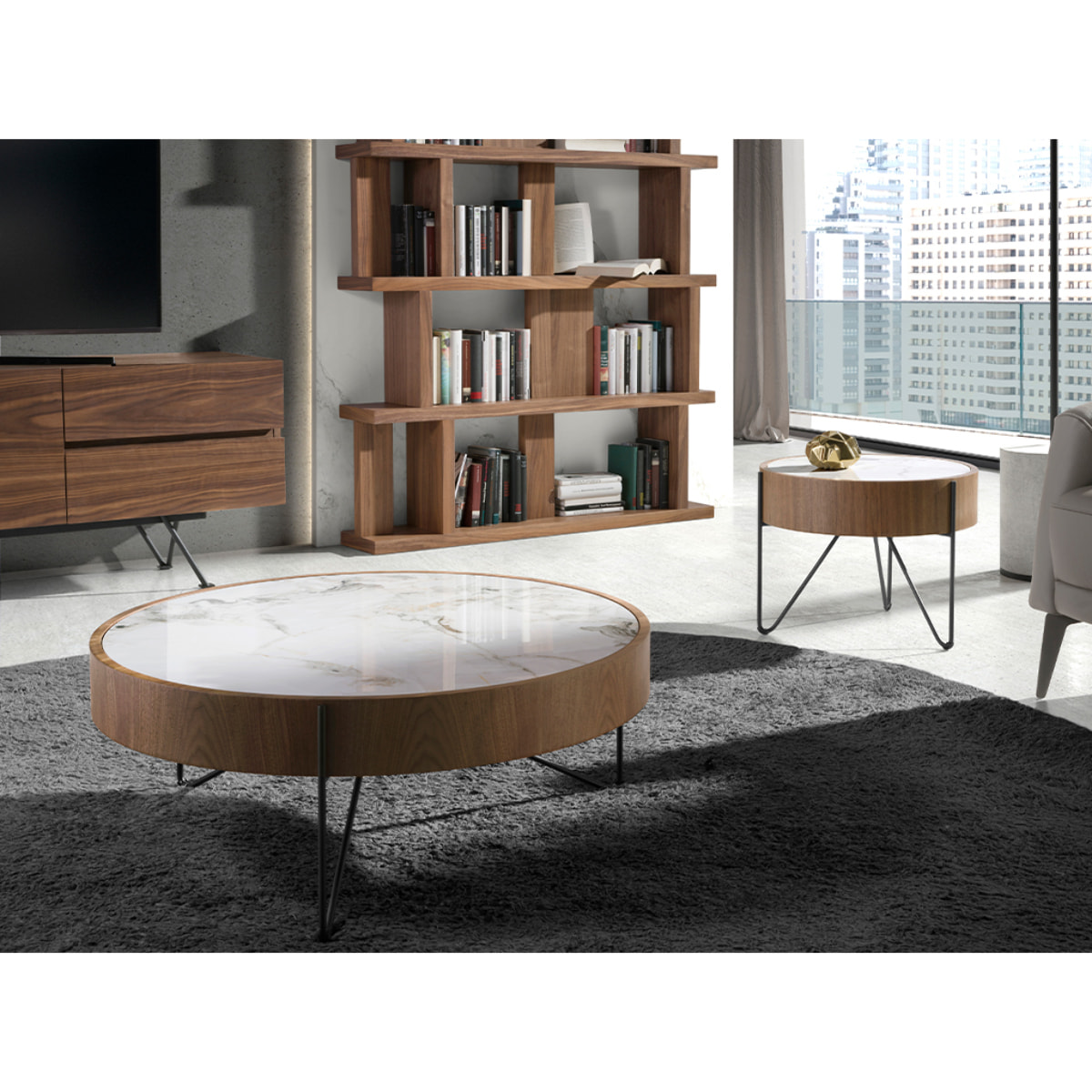 Mesa centro Angel Cerdá redonda en madera chapada en nogal natural y tapa de mármol porcelánico blanco con vetas en tonalidades grises y marrones en brillo 81x81x33cm