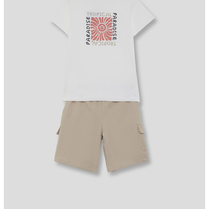 Conjunto de camiseta con estampado "Tropical Paradise" y bermuda cargo con bolsillos laterales con solapa | Color: Tostado | Street Monkey