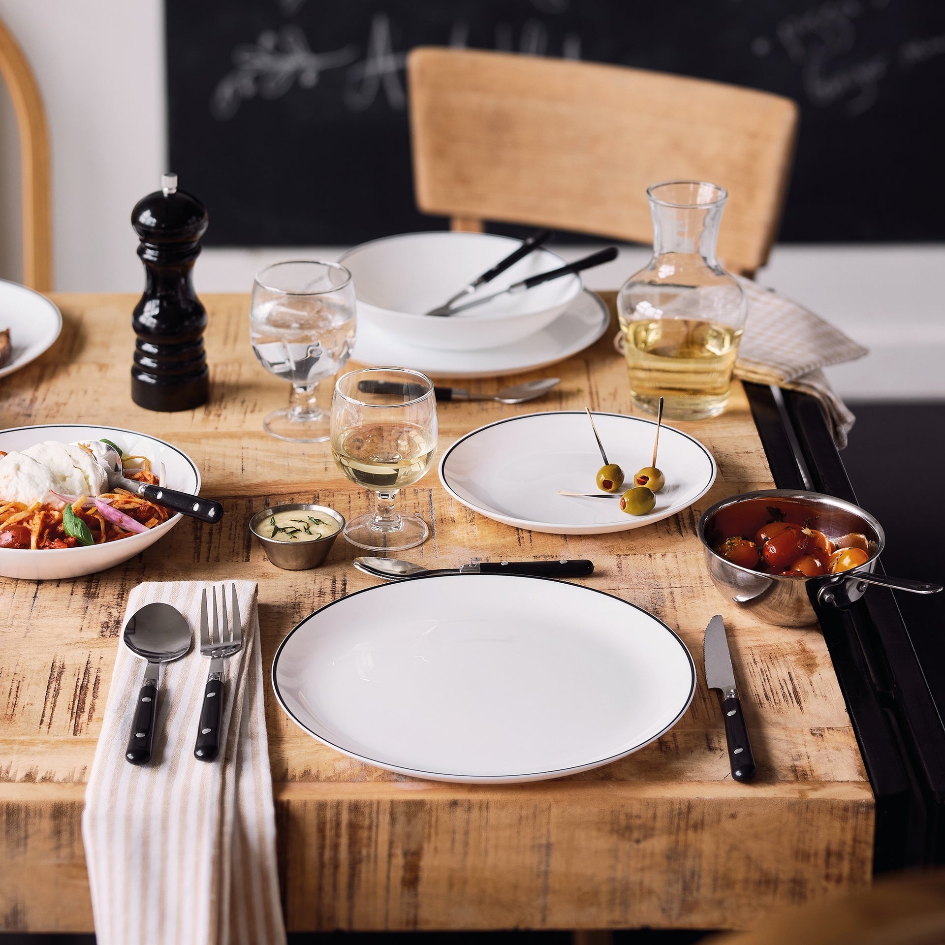 6 assiettes creuses blanches filet noir en opale 20 cm Diwali - Luminarc