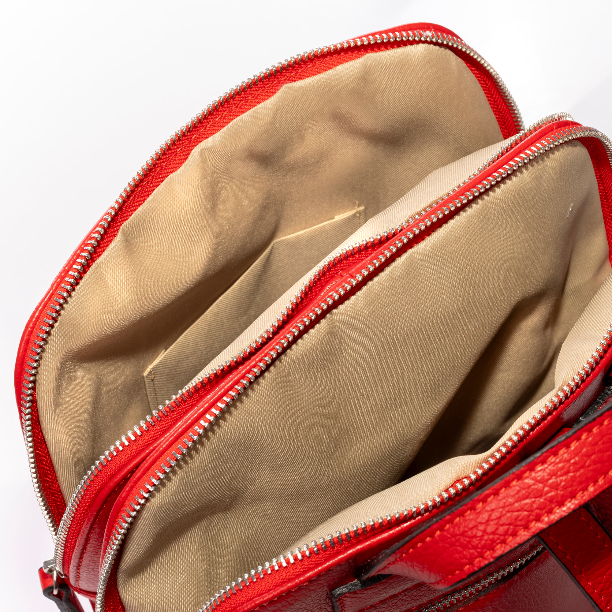 Borsa zaino da donna Arquà. In vera pelle Dollaro con grande incisione geometrica.