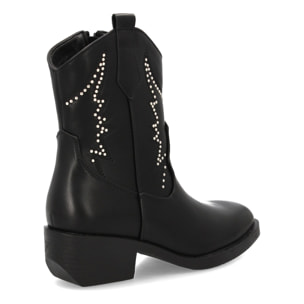 Bota cowboy con diseño de tachuelas.